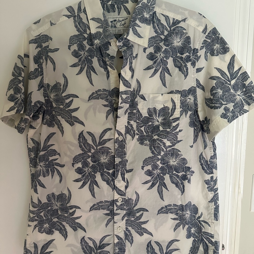 American Eagle Men's Blue and White Button Down Shirt